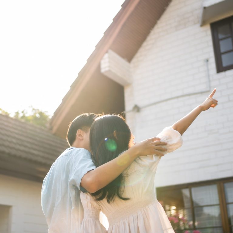 亚裔年轻新婚夫妇搬入新家