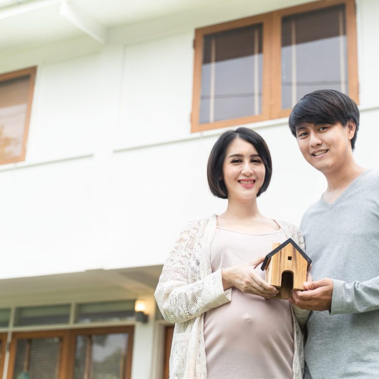 亚裔丈夫和年轻怀孕的妻子夫妇俩执手相依